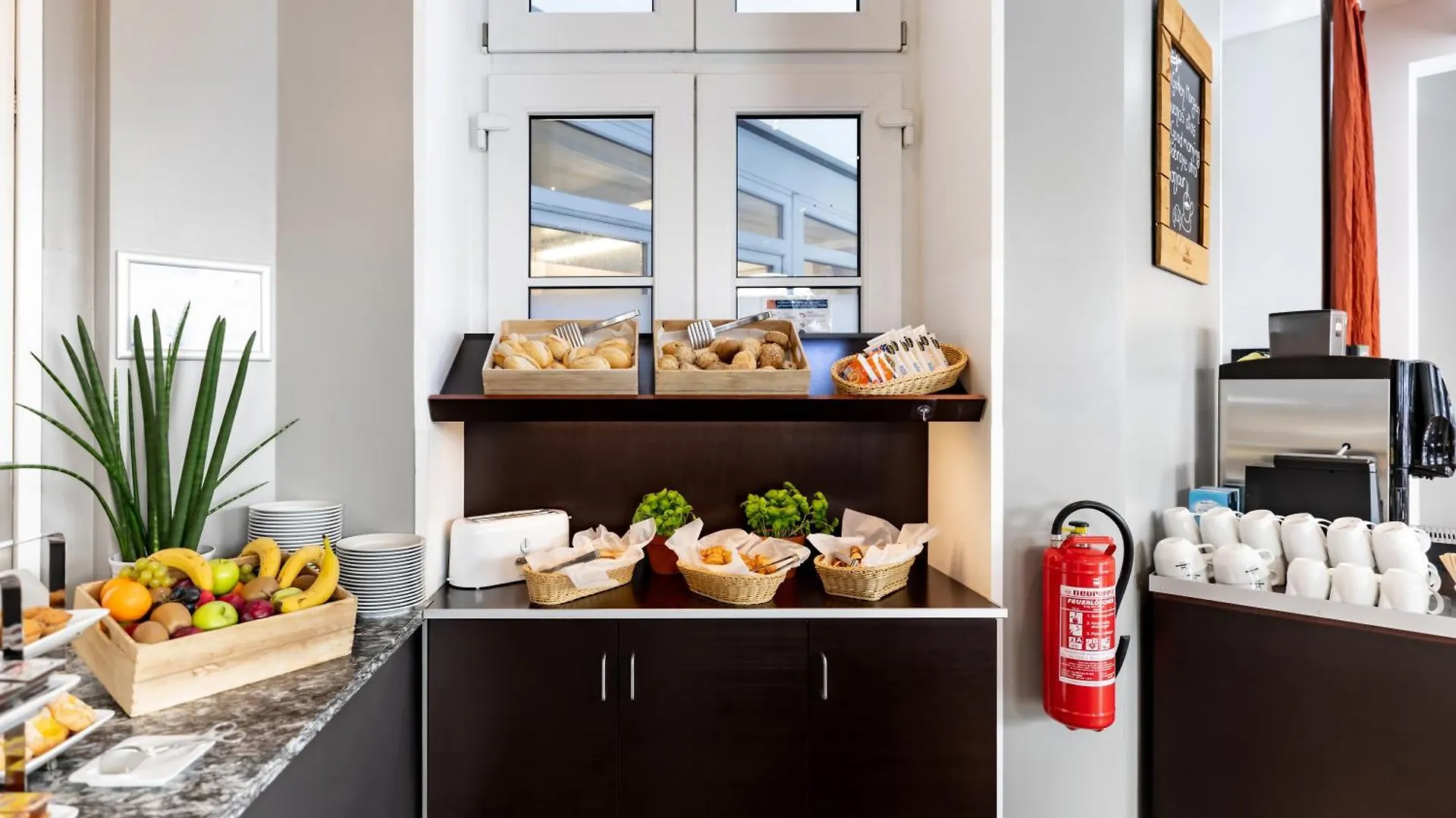 Select Hotel Berlin Checkpoint Charlie 4*,